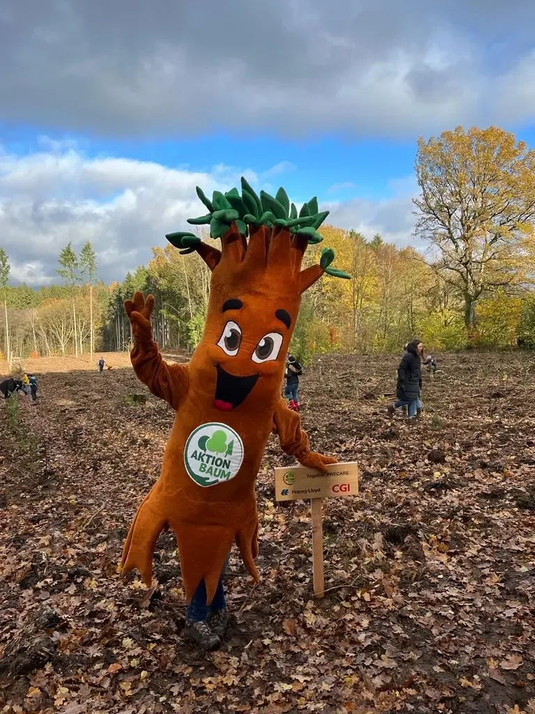 tree-mascot-outdoor-aktion-baum
