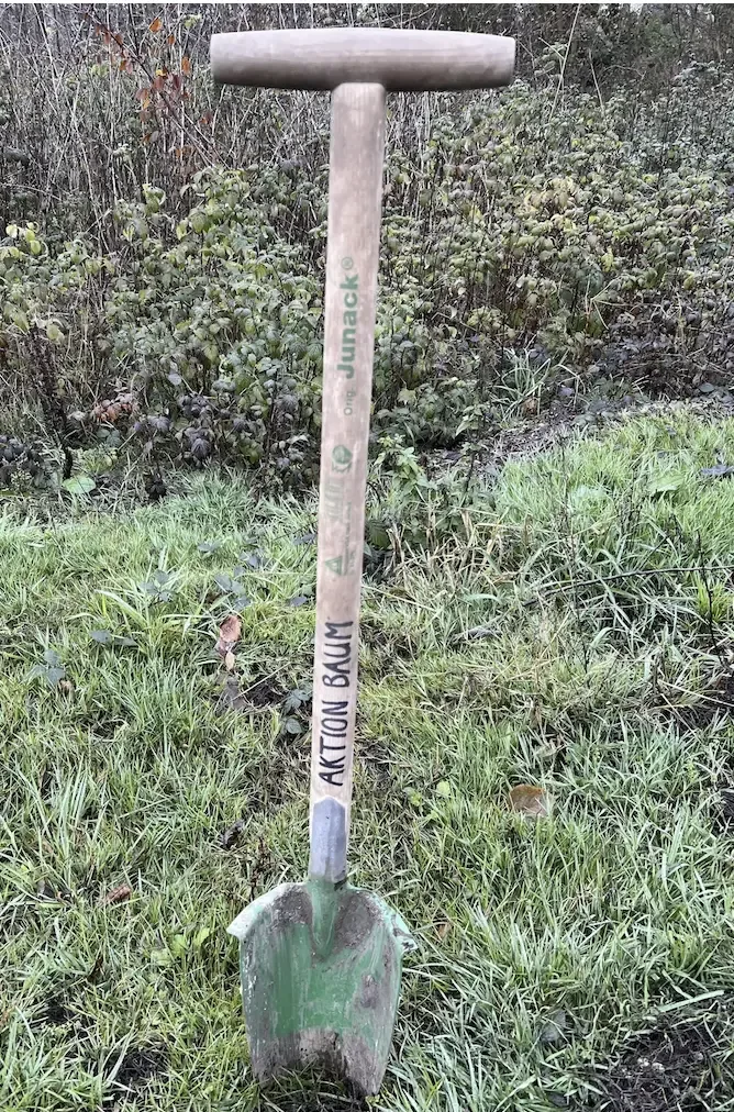 shovel-in-grass-aktion-baum