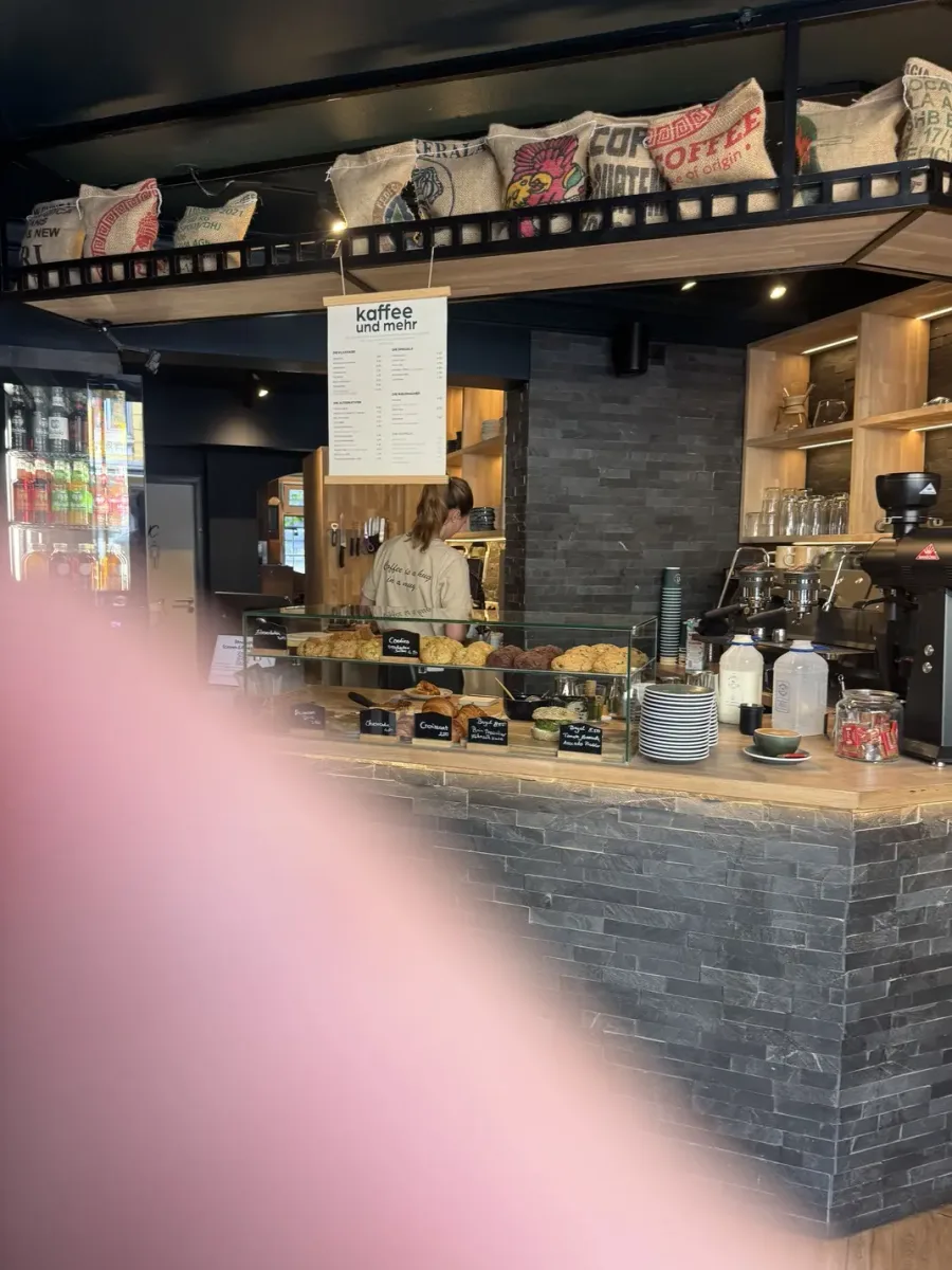 coffee-shop-interior-cafe-golden-bean-winterhude