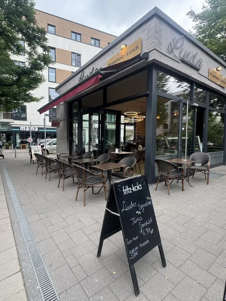 cafe-exterior-seating-cafe-linda-breakfast-lunch-eis
