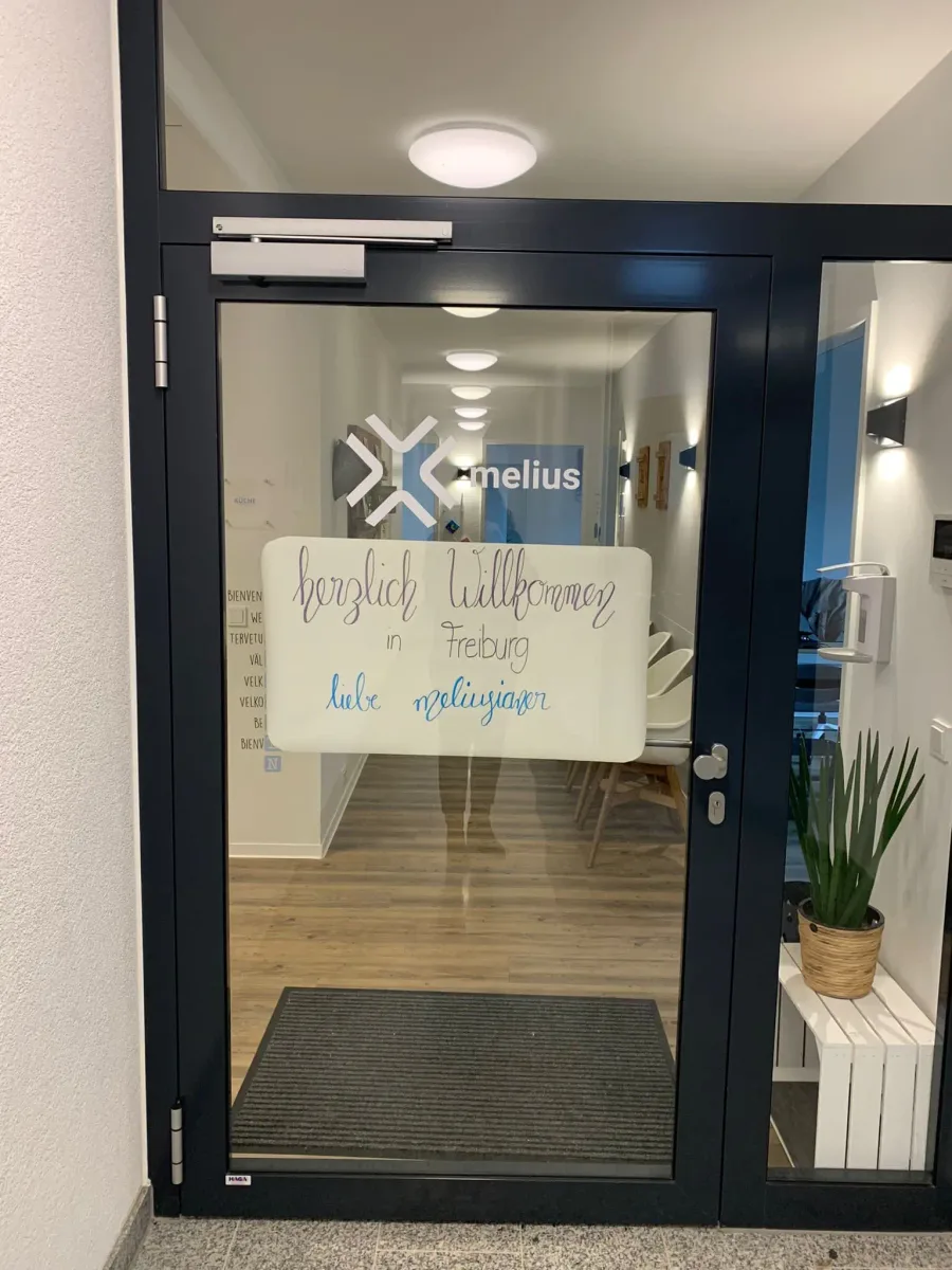 welcome-sign-on-door-melius-praxis-fuer-logopaedie-und-ergotherapie-freiburg-haid