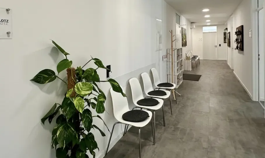 waiting-room-hallway-melius-praxis-fuer-logopaedie-ergotherapie-physiotherapie-karlsruhe-innenstadt-west