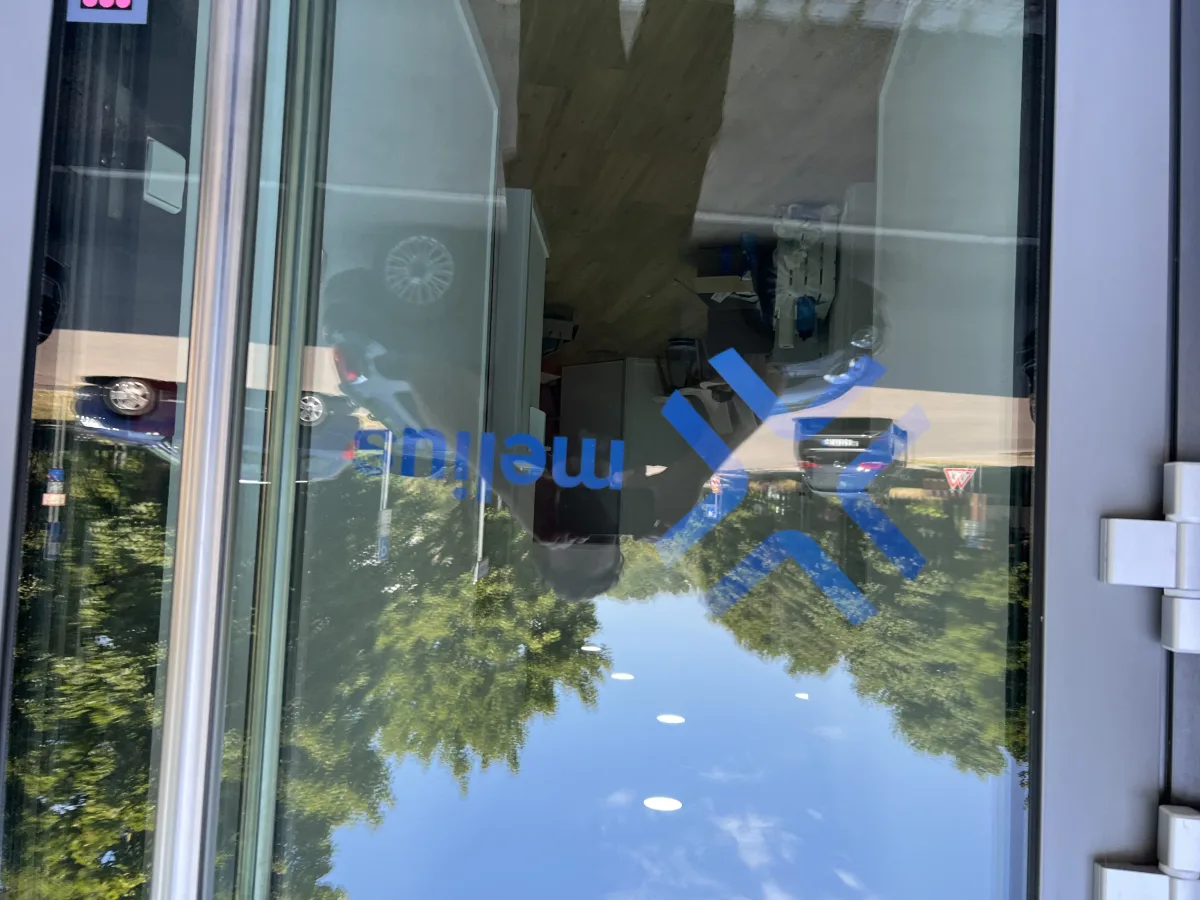 glass-door-reflection-melius-praxis-fuer-logopaedie-und-ergotherapie