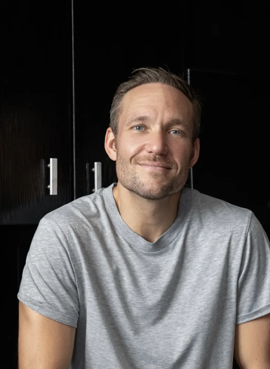 man-smiling-nadine-tiemann-photography